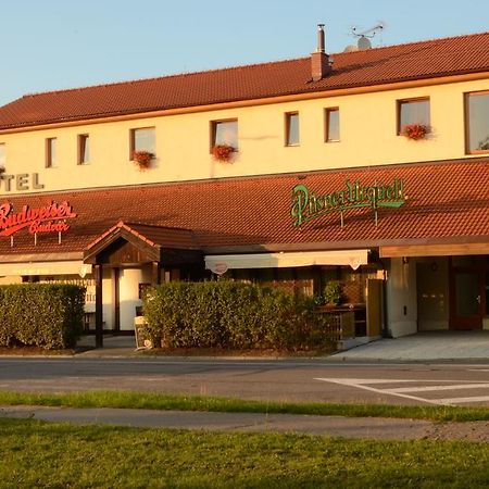 Hotel & Restaurant Signal Pardubice Kültér fotó
