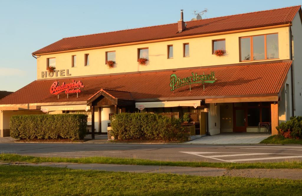 Hotel & Restaurant Signal Pardubice Kültér fotó